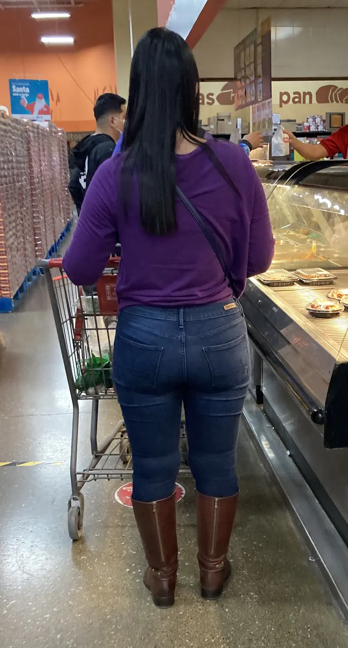 Culona en Jeans en el Super