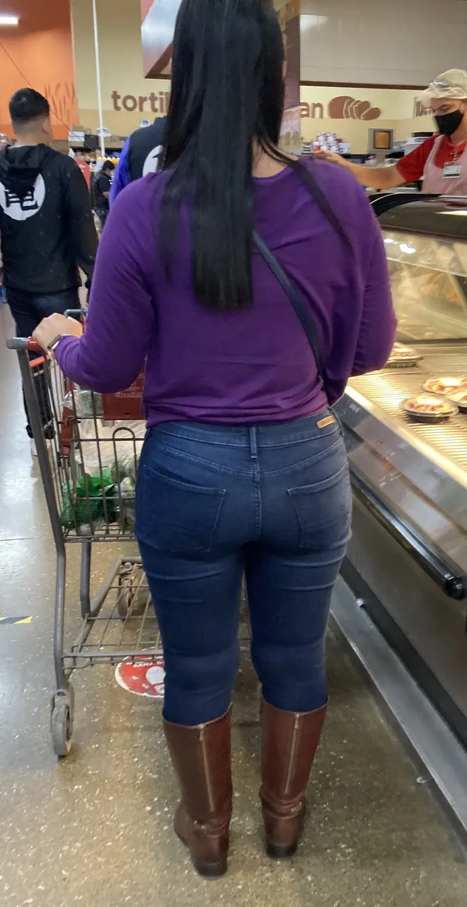 Culona en Jeans en el Super