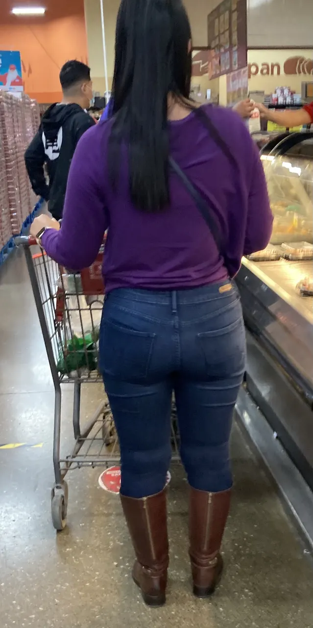 Culona en Jeans en el Super