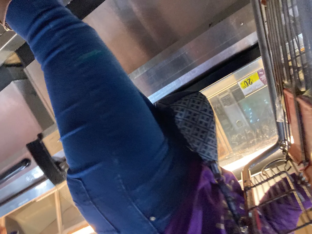 Culona en Jeans en el Super