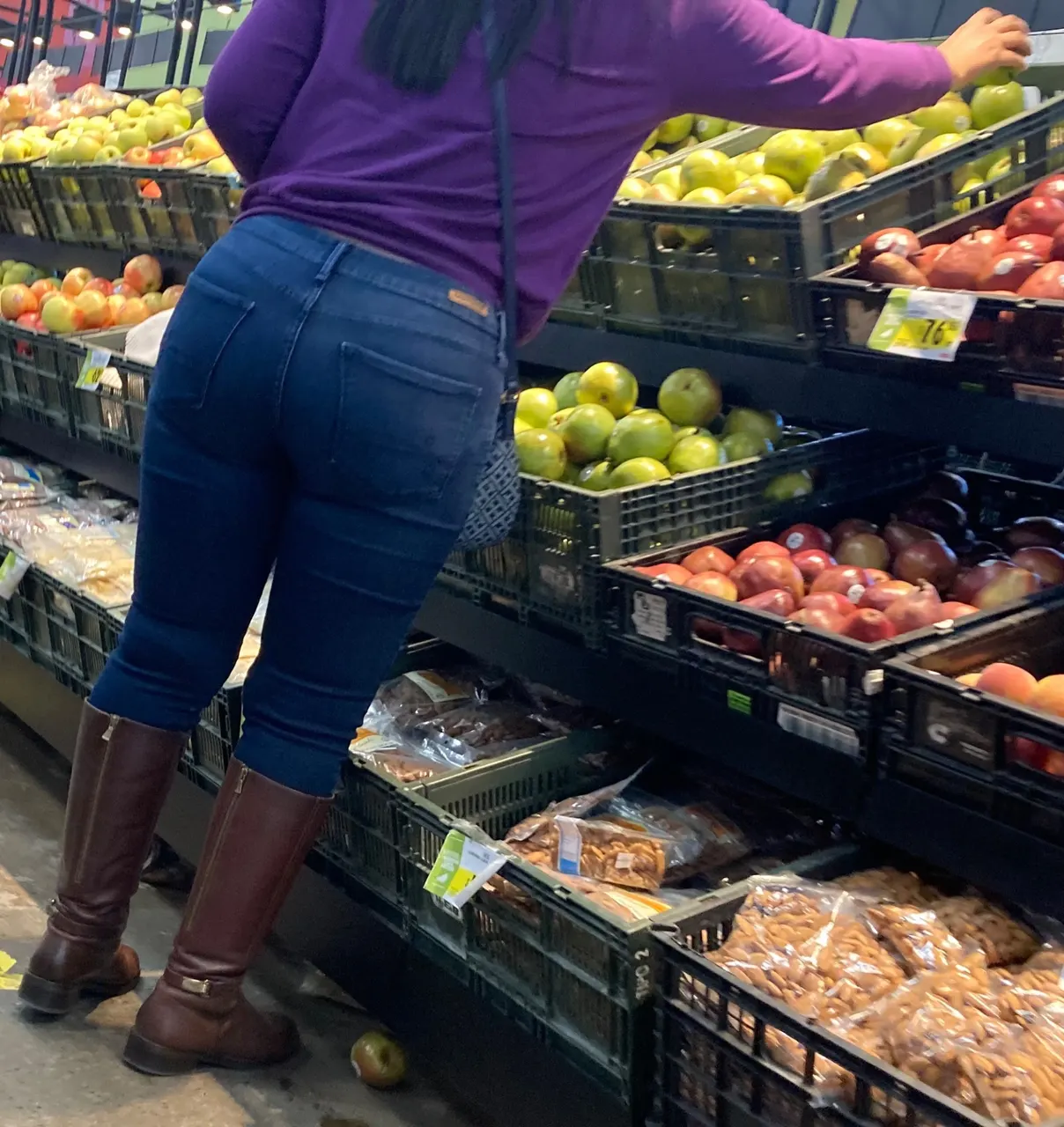 Culona en Jeans en el Super