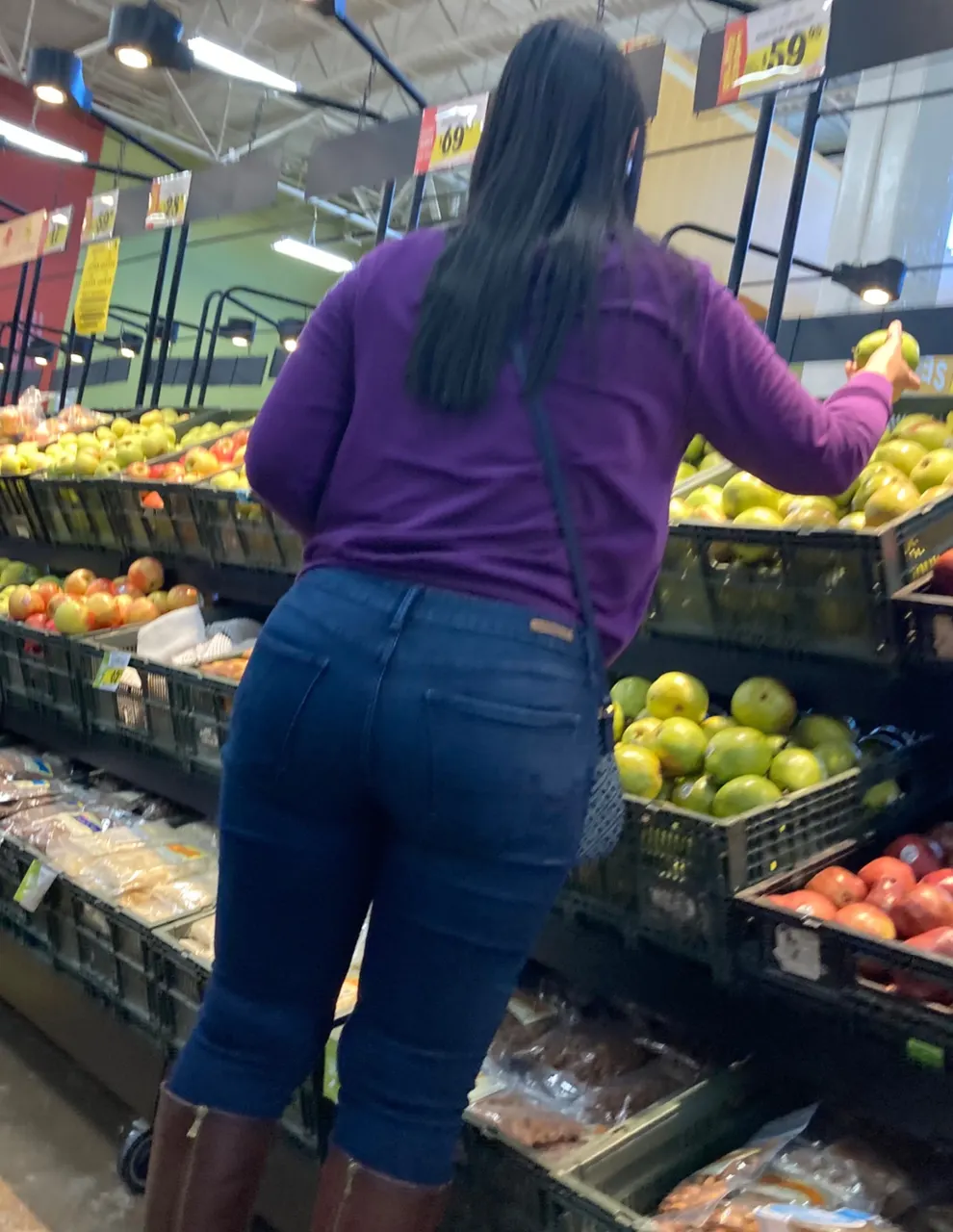 Culona en Jeans en el Super