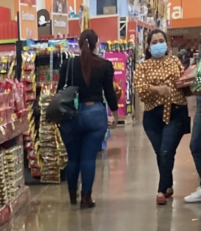 Culona en Jeans en el Super