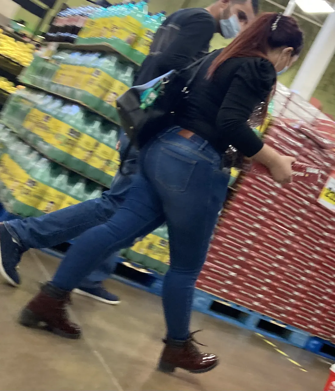 Culona en Jeans en el Super