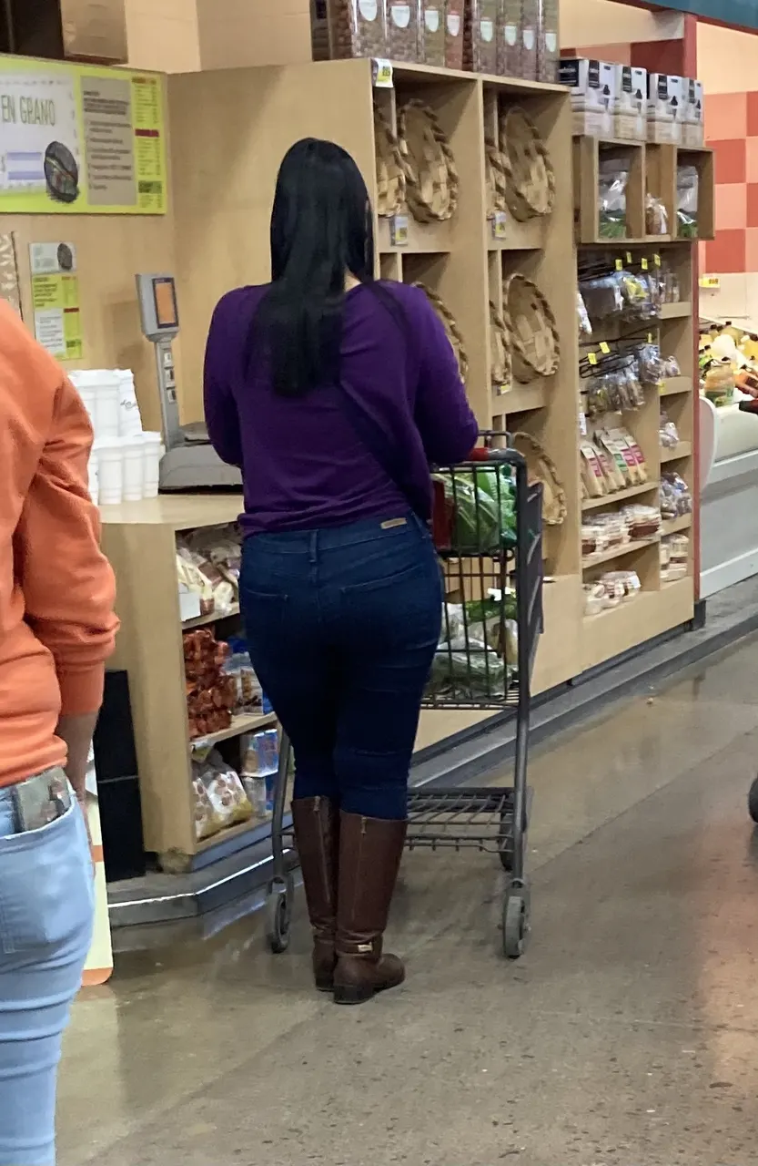 Culona en Jeans en el Super