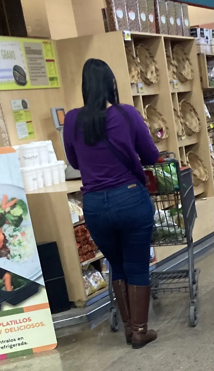 Culona en Jeans en el Super