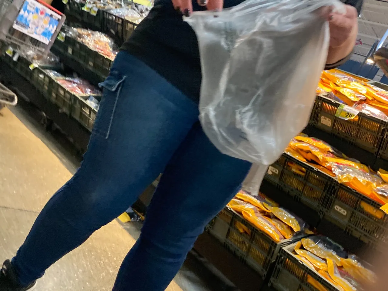Culona en Jeans en el Super