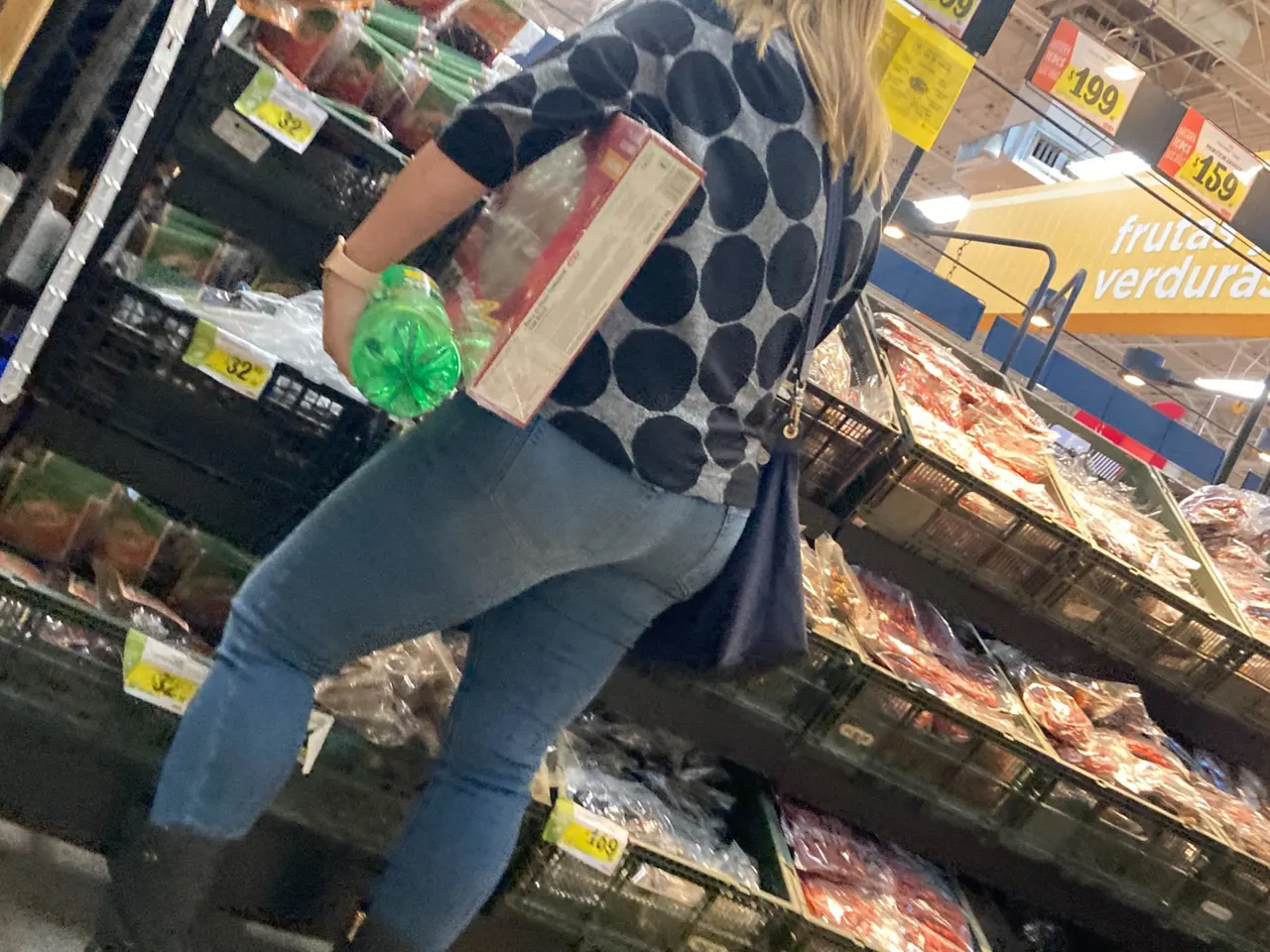 Culona en Jeans en el Super