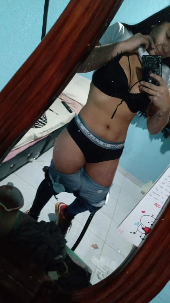 Aquí les traigo a está puta