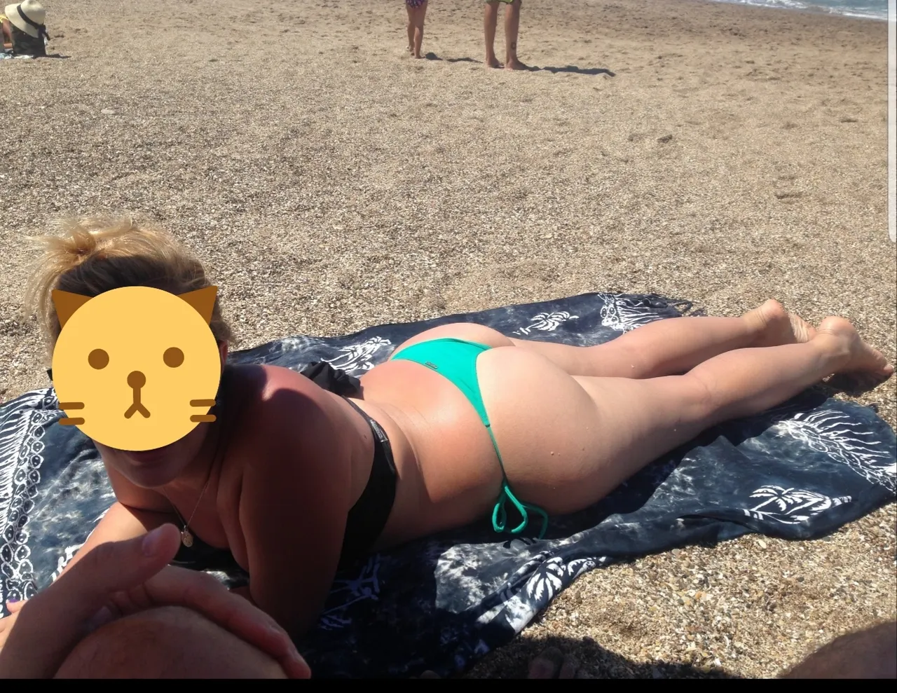Mostrando el culo en la playa