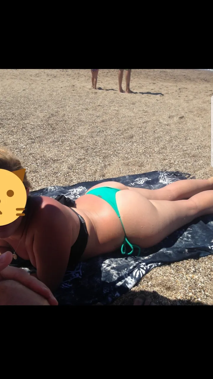 Mostrando el culo en la playa