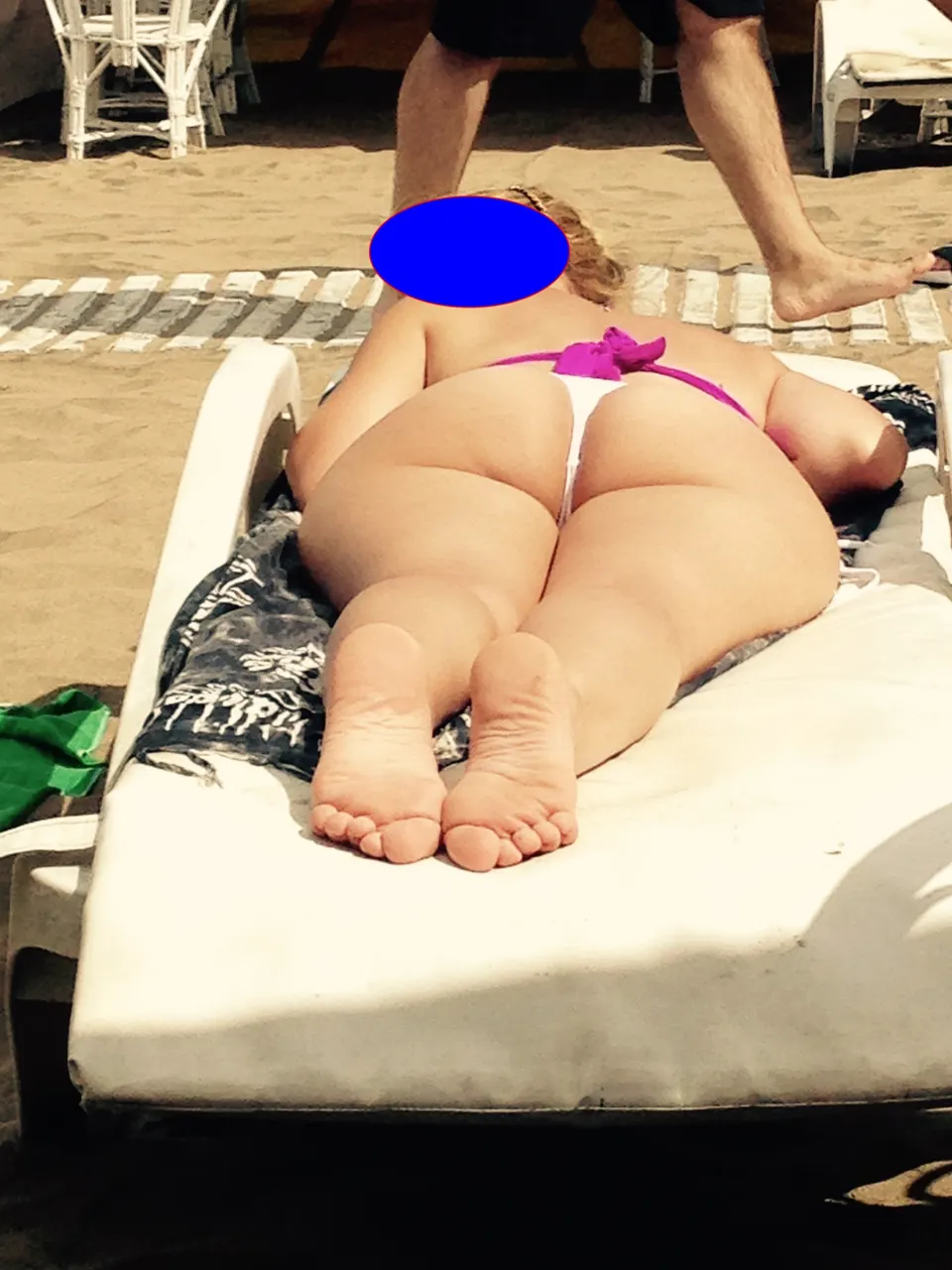 Mostrando el culo en la playa