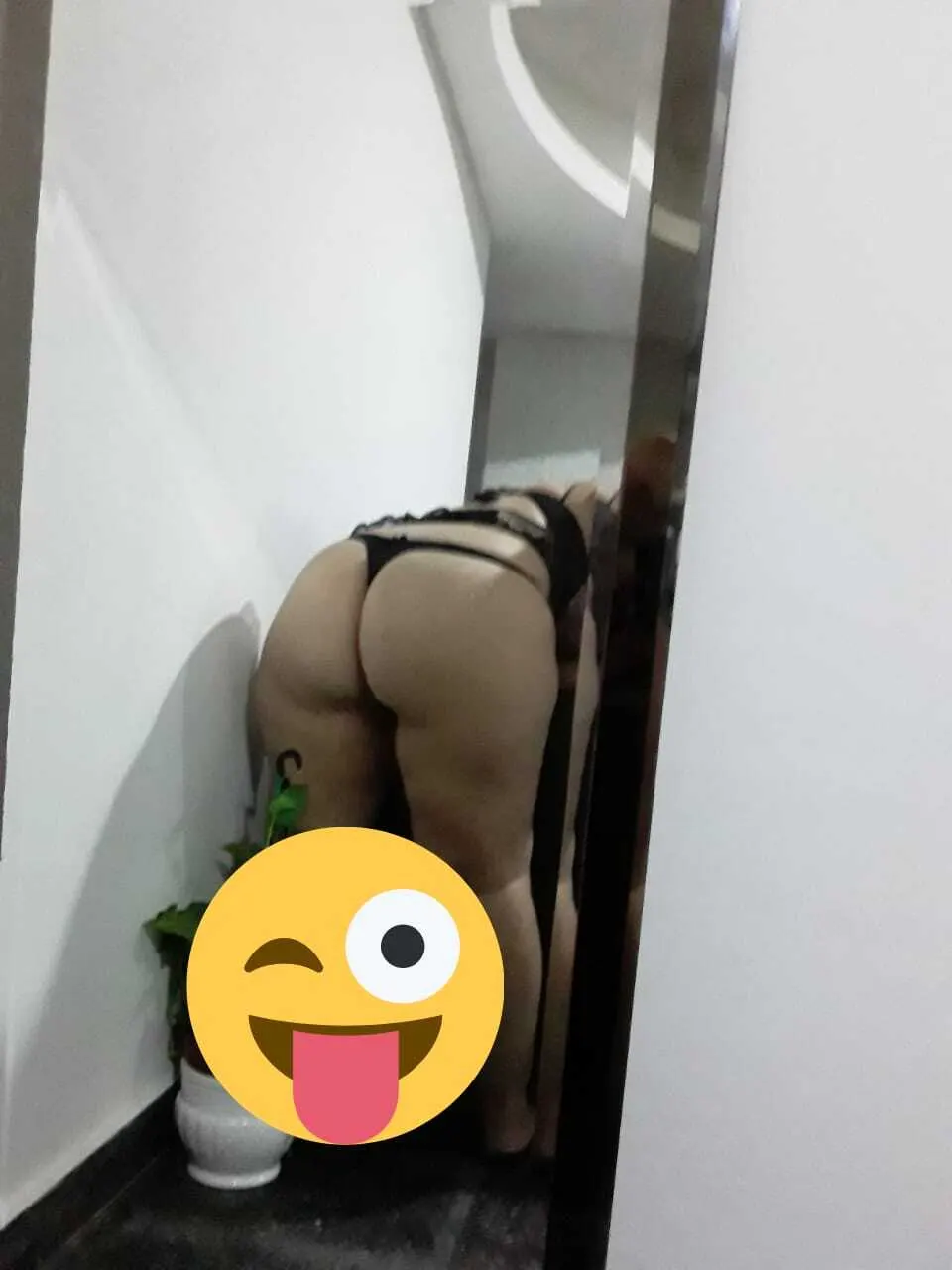 Caro, le gusta por la colita y que le acaben en la cara😏