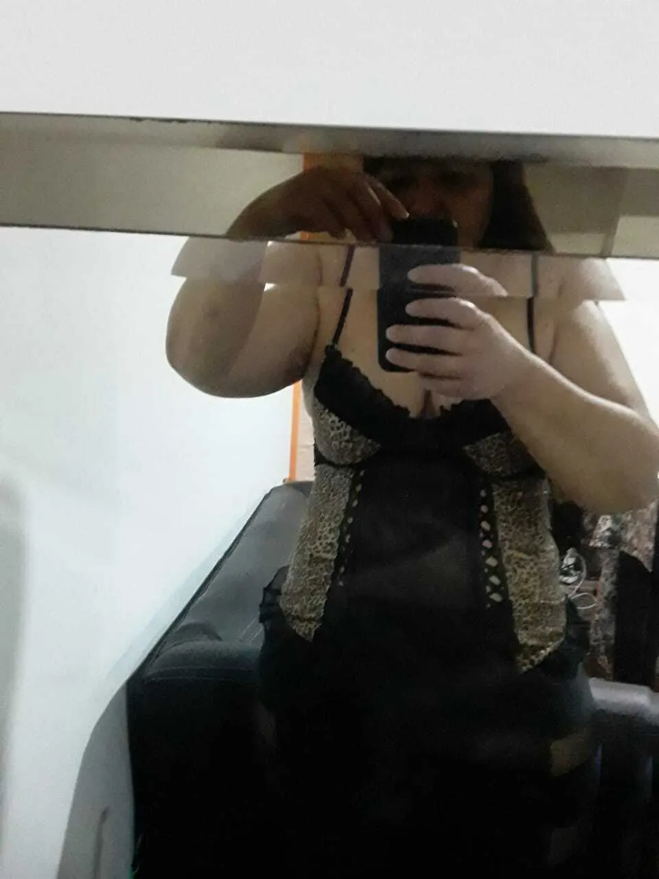 Caro, le gusta por la colita y que le acaben en la cara😏