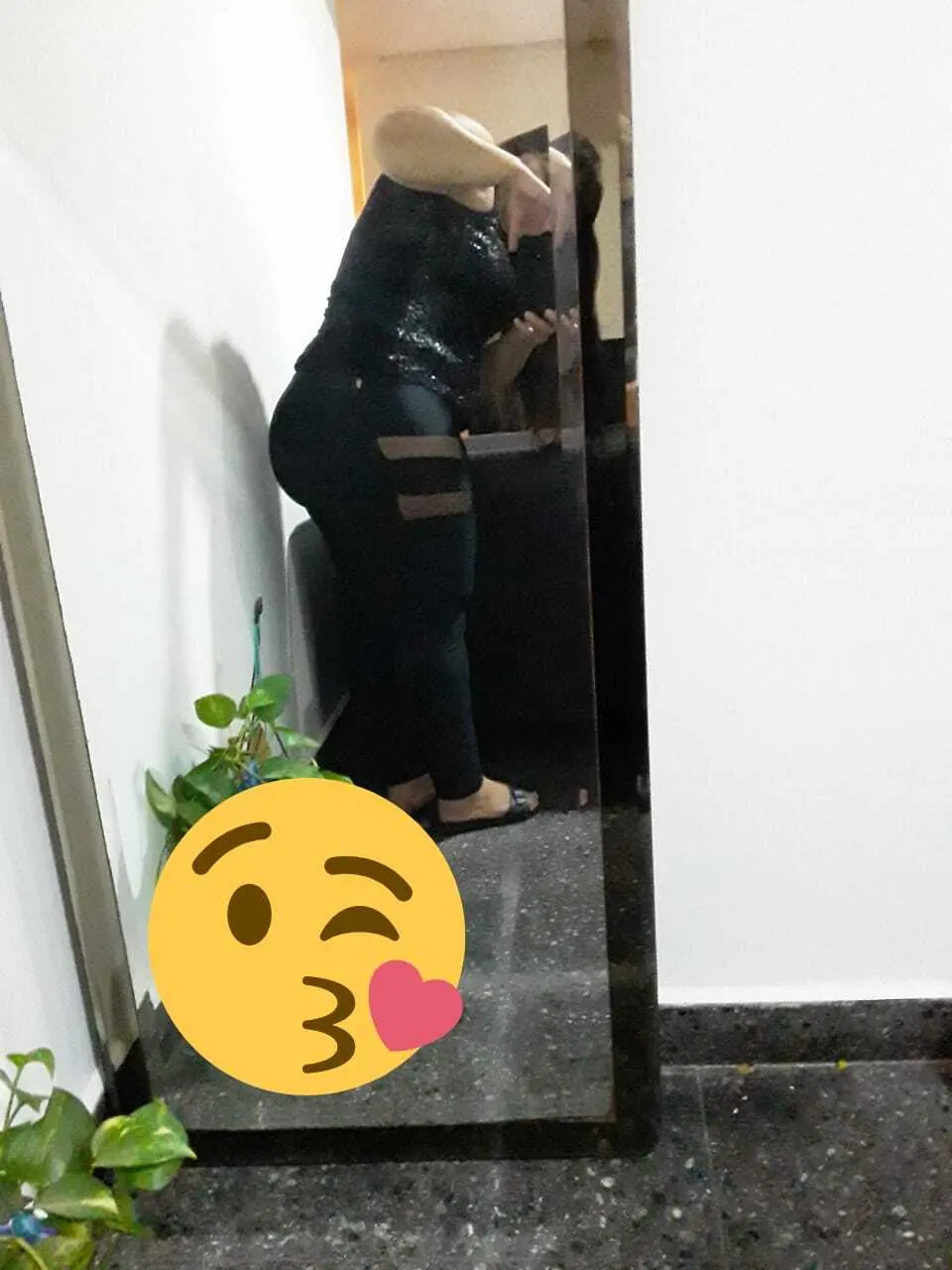 Caro, le gusta por la colita y que le acaben en la cara😏