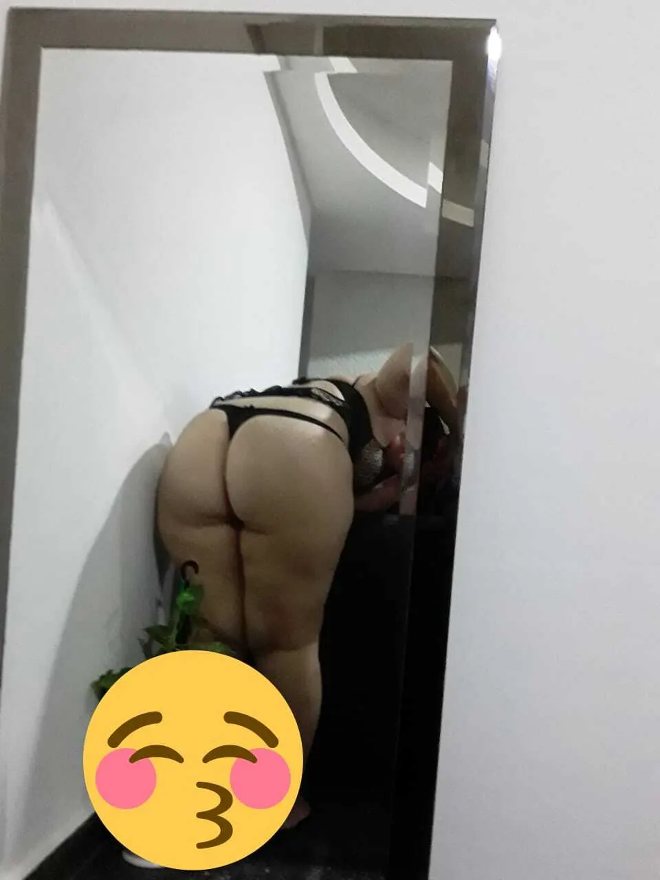 Caro, le gusta por la colita y que le acaben en la cara😏