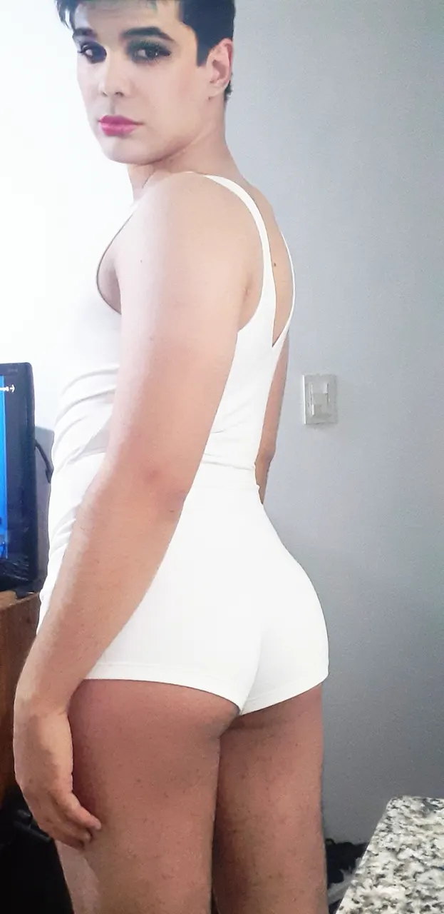 Sissy Usando el vestido de mi novia