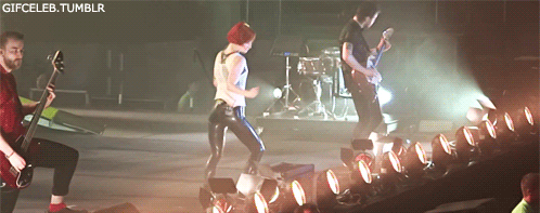 Hayley Williams sacude el culo/ GIFS