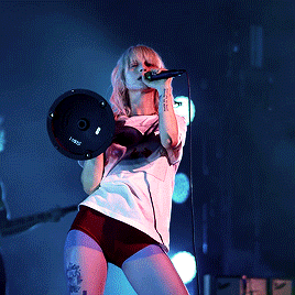 Hayley Williams sacude el culo/ GIFS