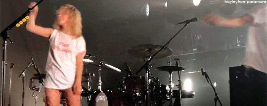 Hayley Williams sacude el culo/ GIFS