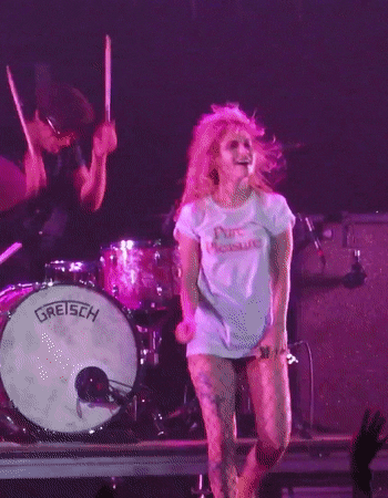 Hayley Williams sacude el culo/ GIFS