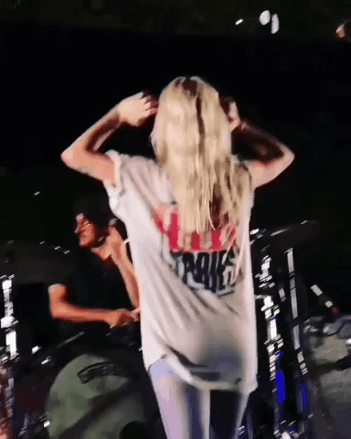Hayley Williams sacude el culo/ GIFS