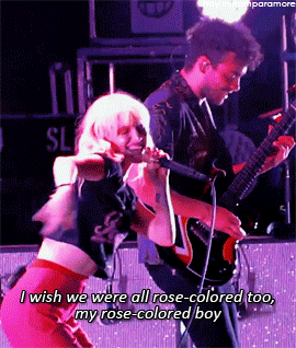 Hayley Williams sacude el culo/ GIFS