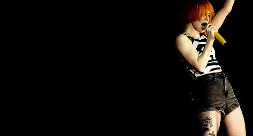 Hayley Williams sacude el culo/ GIFS