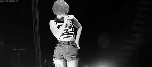Hayley Williams sacude el culo/ GIFS