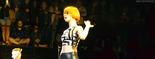 Hayley Williams sacude el culo/ GIFS
