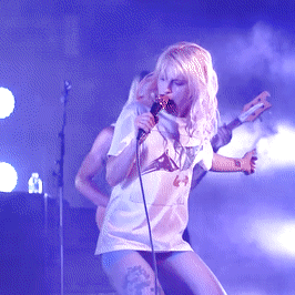 Hayley Williams sacude el culo/ GIFS