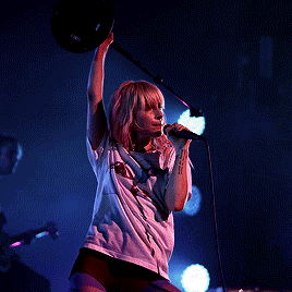 Hayley Williams sacude el culo/ GIFS