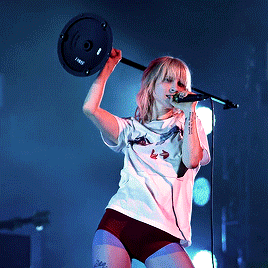 Hayley Williams sacude el culo/ GIFS