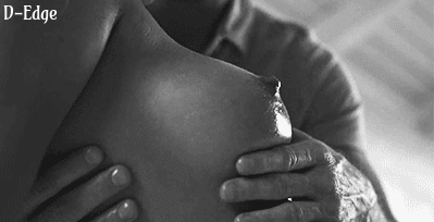 Disfrutando de sus tetas!