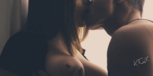 Disfrutando de sus tetas!
