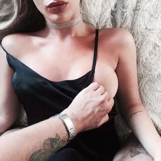 Disfrutando de sus tetas!