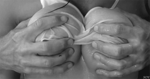 Disfrutando de sus tetas!