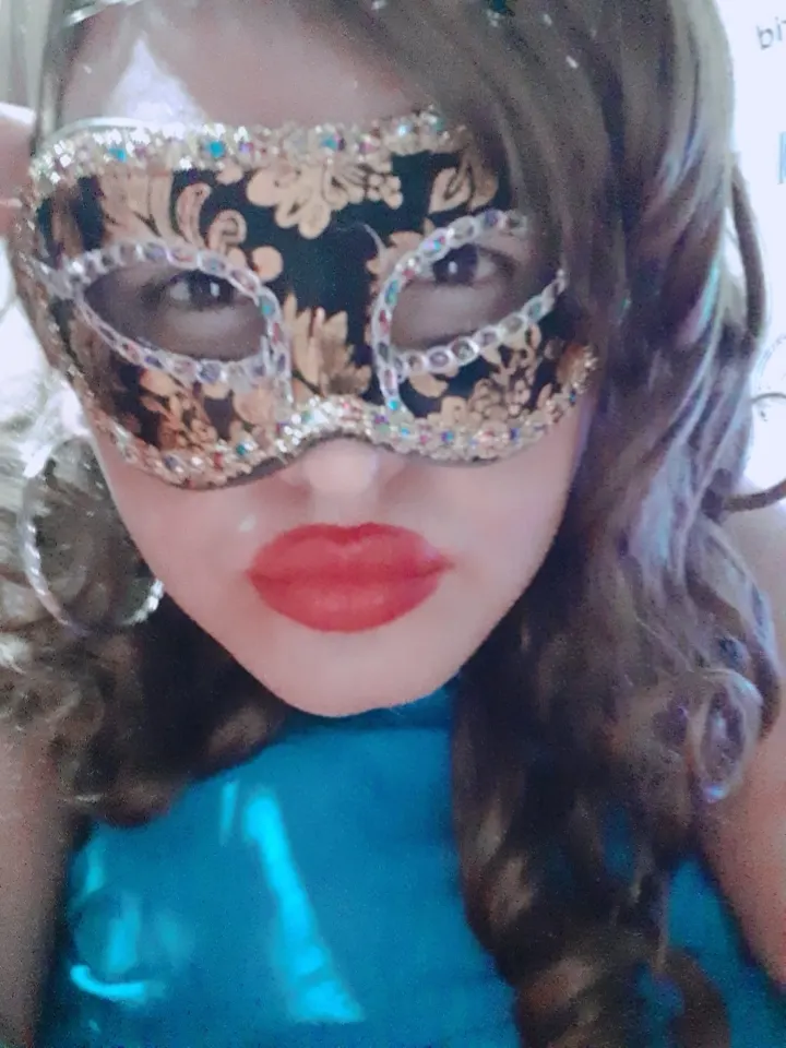 Busco segunda para enfiestarla (con lugar)