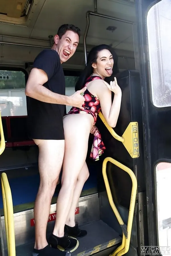 Aria Alexander follando en el bus