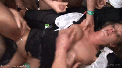 Como aguantan estas flacas! Gangbang GIF