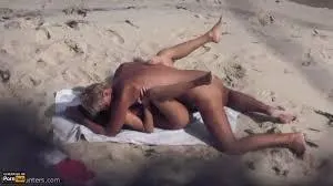 Que lindo coger bajo el sol y la arena