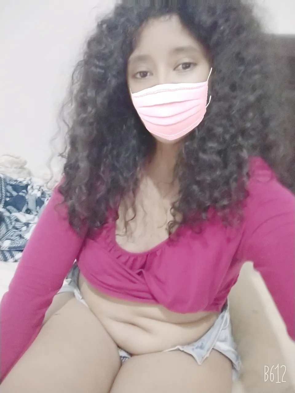 Con mascarilla y piernas abiertas 😄