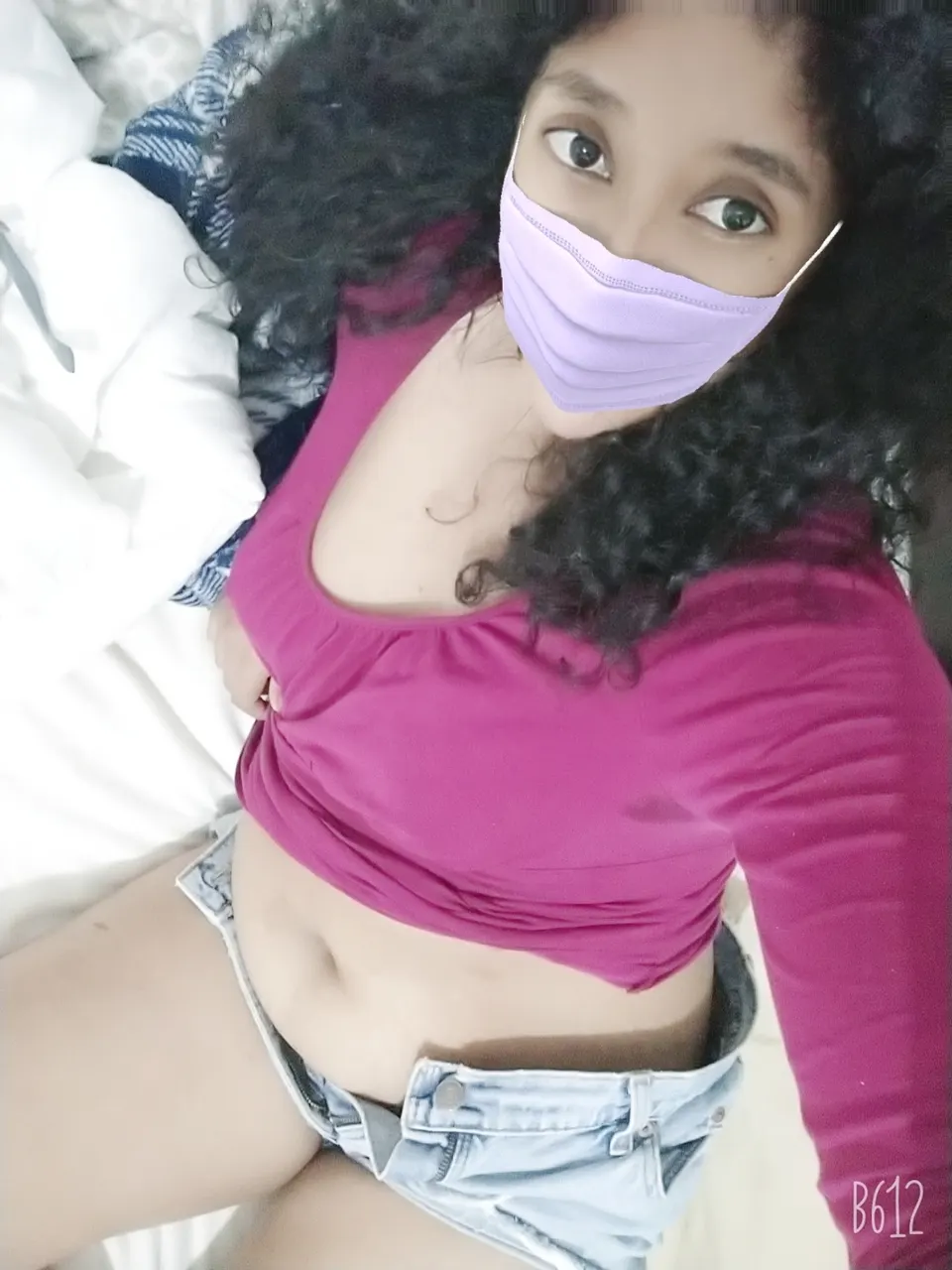 Con mascarilla y piernas abiertas 😄