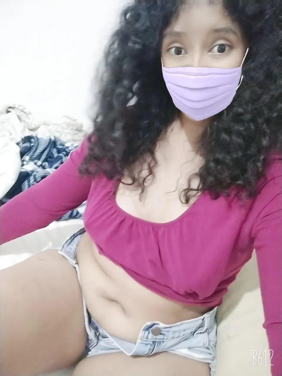 Con mascarilla y piernas abiertas 😄