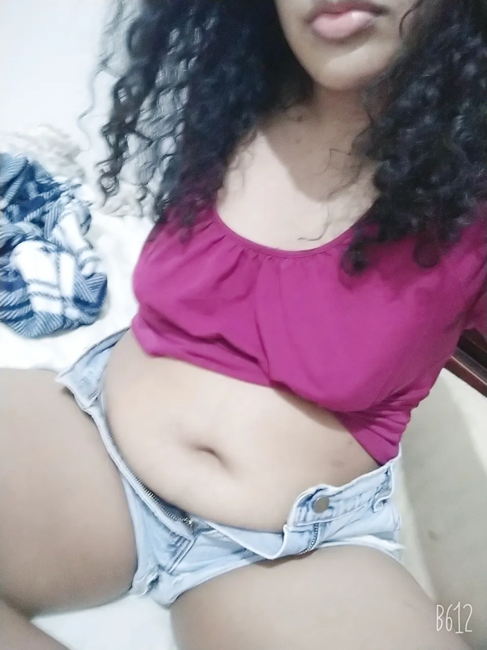 Con mascarilla y piernas abiertas 😄