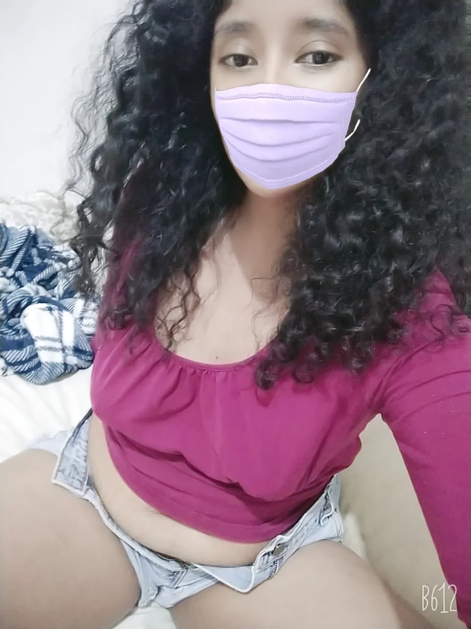 Con mascarilla y piernas abiertas 😄