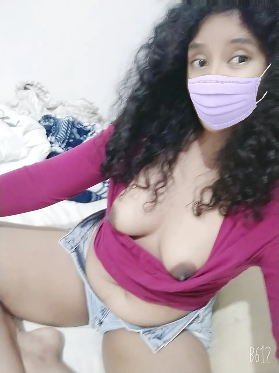Mascarilla y piernas abiertas 😃