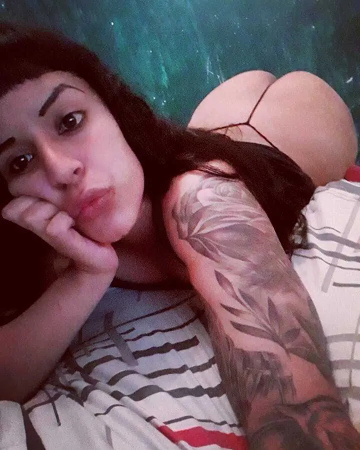 Esta puta quiere verga mira esa cola🍑🔥
