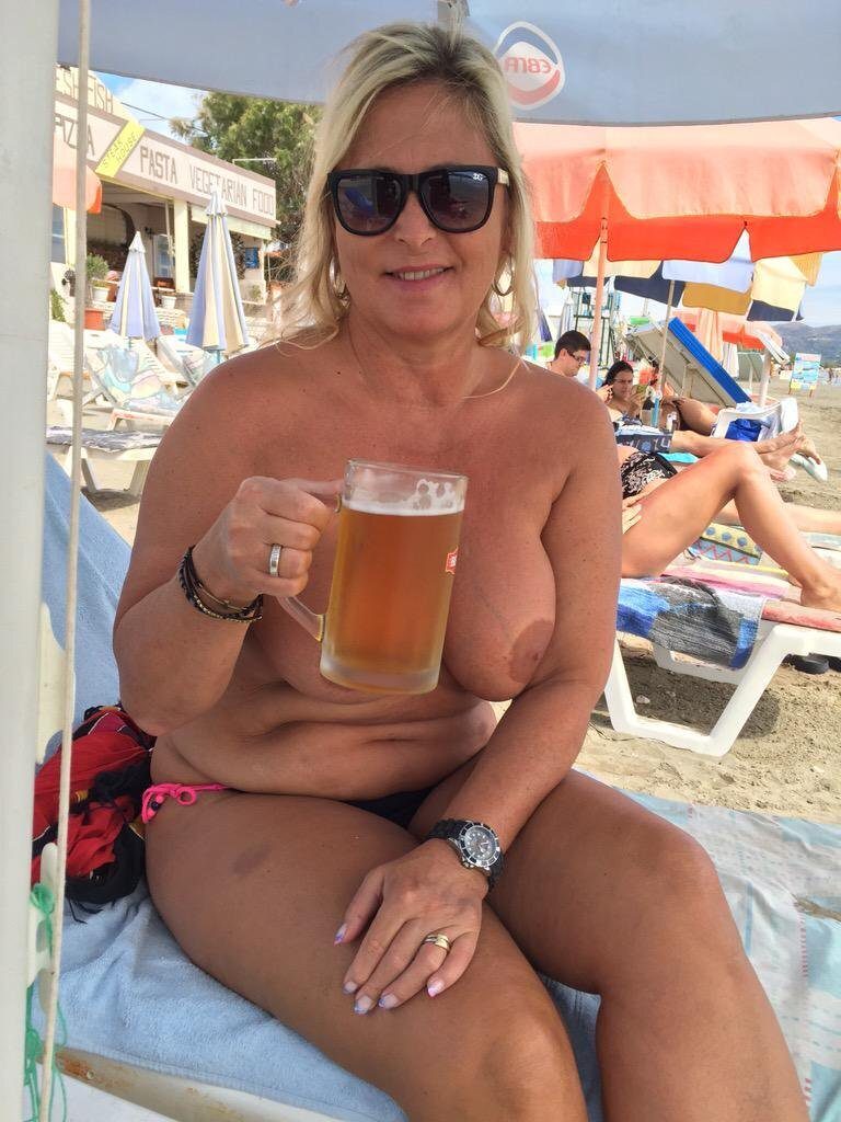 Maduras en bolas en la playa VI