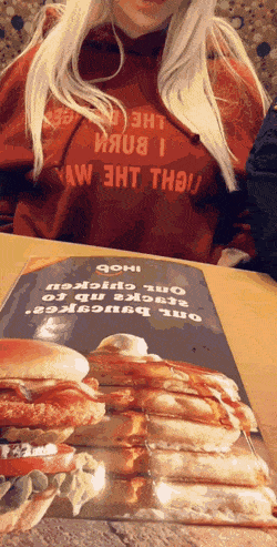 Gif de mujersitas mostrando las tetas